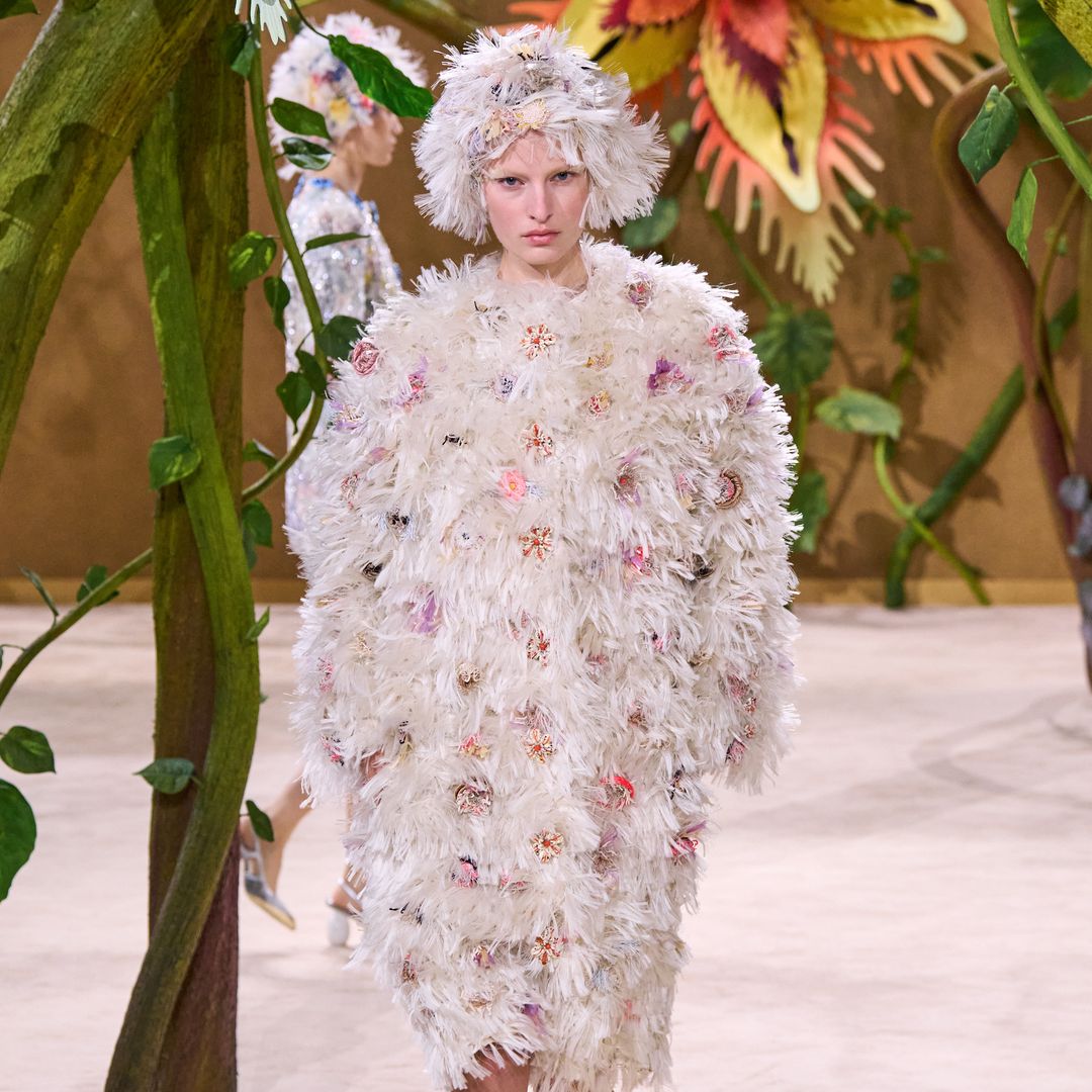 Chanel triunfa con su colección de Alta Costura Otoño/Invierno: "Una propuesta con encanto entre flores, lianas y urracas"