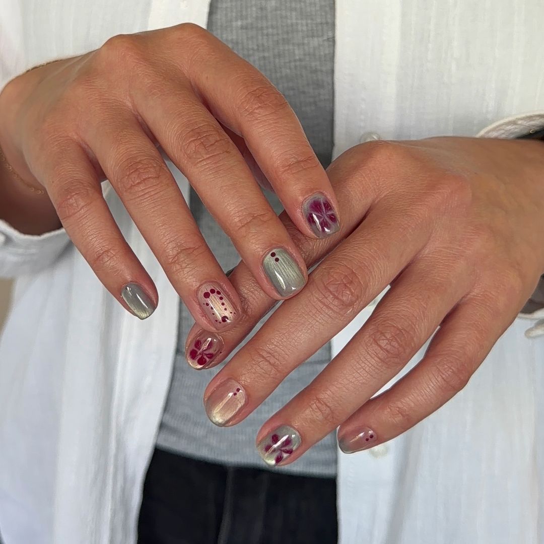 Manicura ojo de gato verde y burdeos