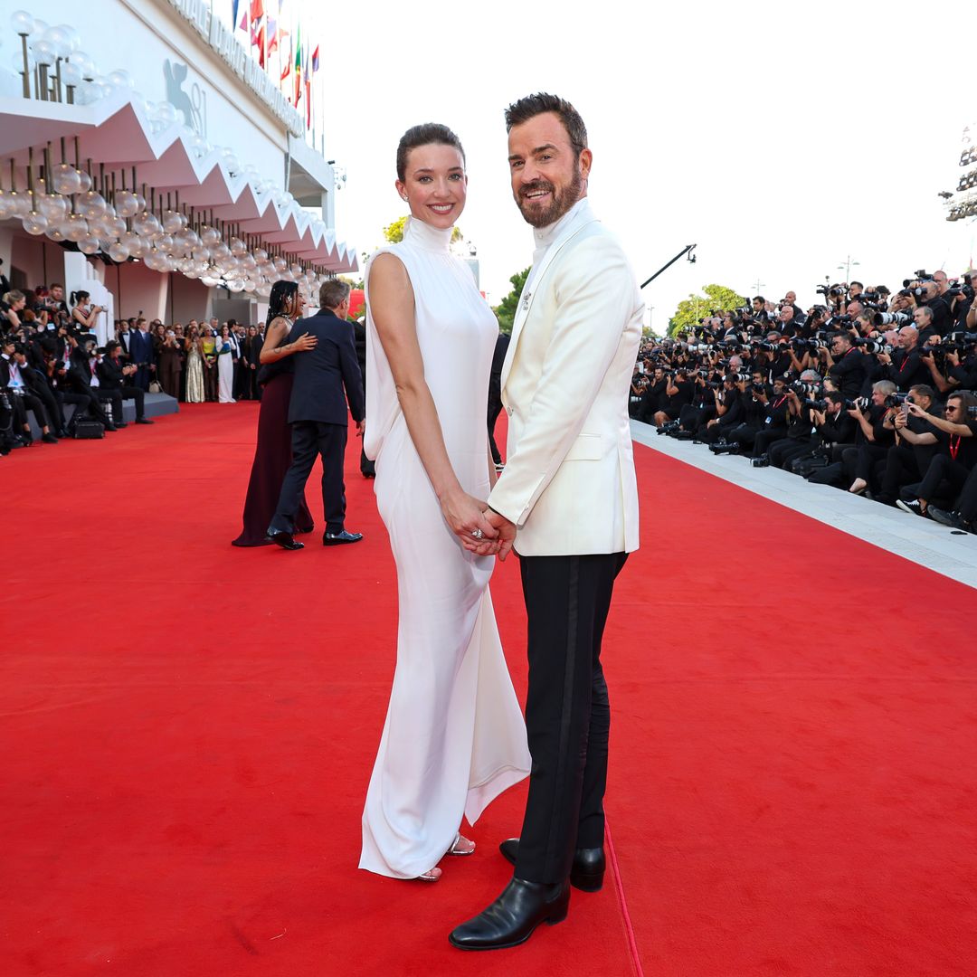 El exmarido de Jennifer Aniston, Justin Theroux, y su novia desatan los rumores de boda con un increíble anillo de diamantes