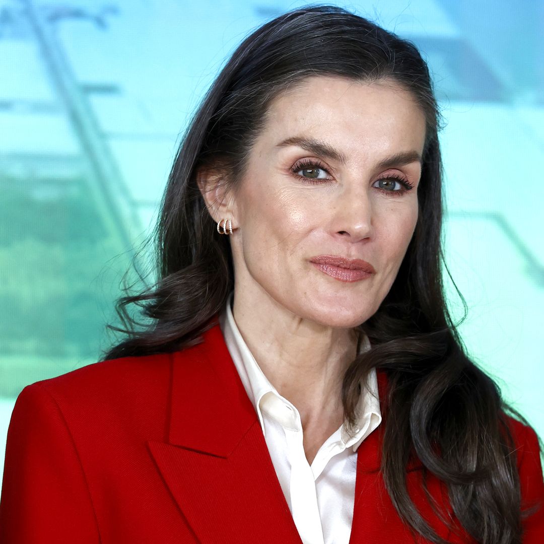 La reina Letizia viaja a Almería y vuelve a vestir de rojo con el traje de la graduación de la infanta Sofía