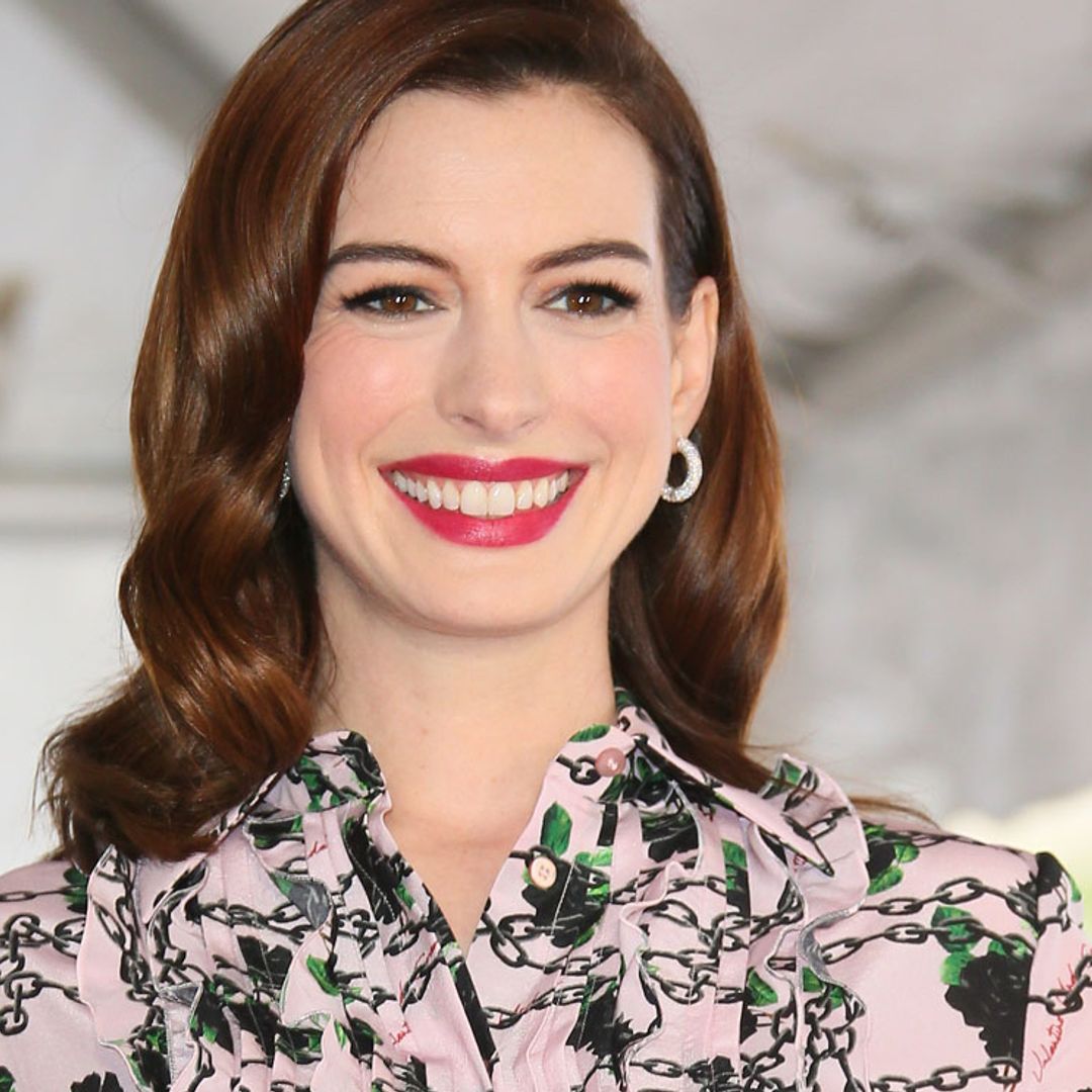 En busca del vestido de invitada premamá con Anne Hathaway y Laura Escanes