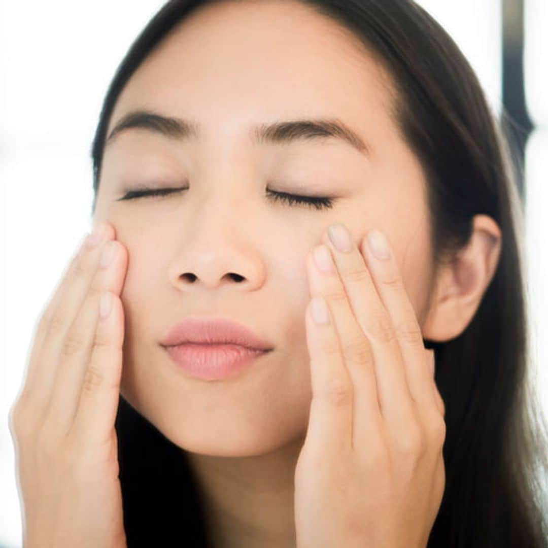 Practica estos sencillos ejercicios faciales para relajarte y estirar el rostro