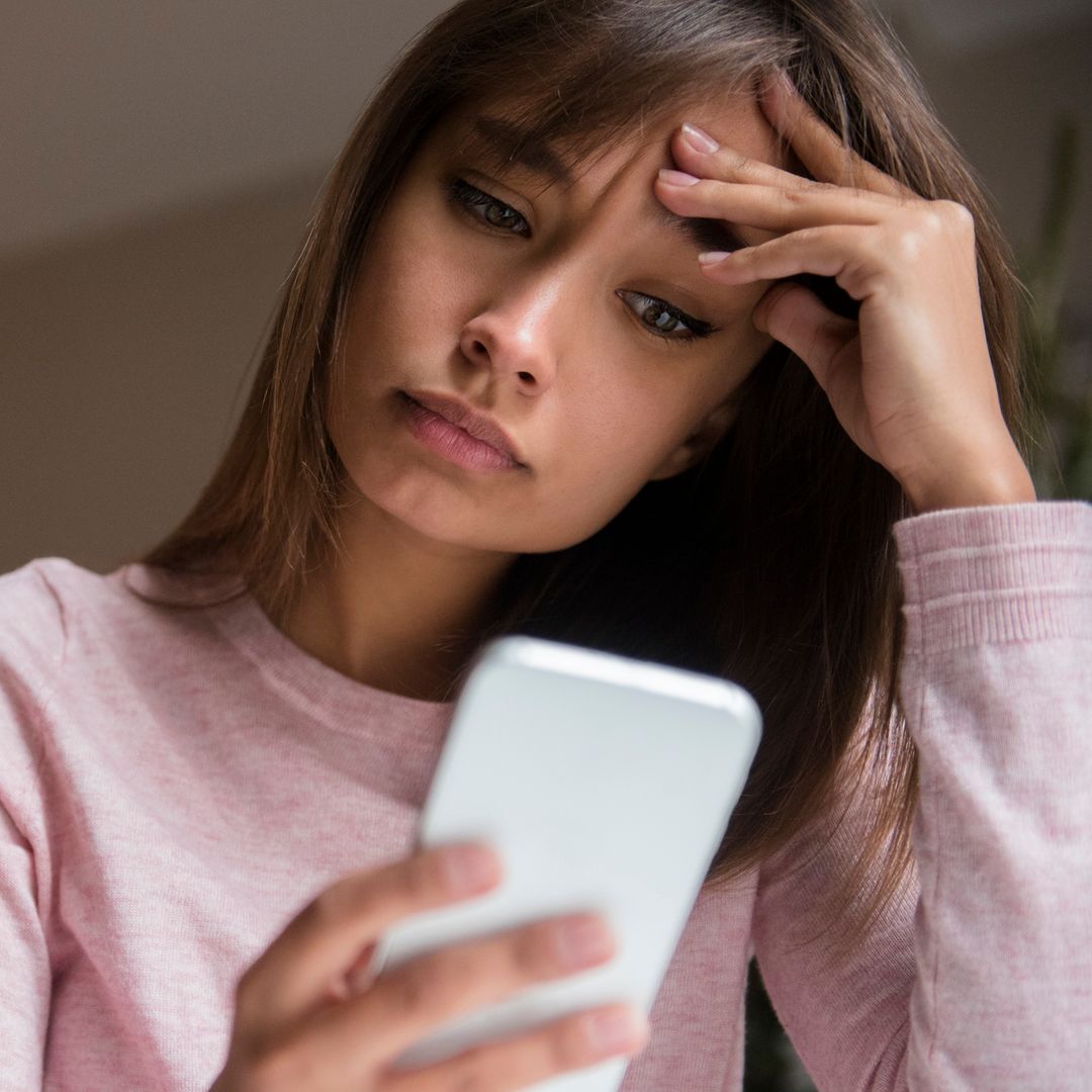 Ana Asensio, psicóloga, sobre por qué las notificaciones de WhatsApp generan ansiedad a muchas personas: "Creen que tienen que responder inmediatamente"