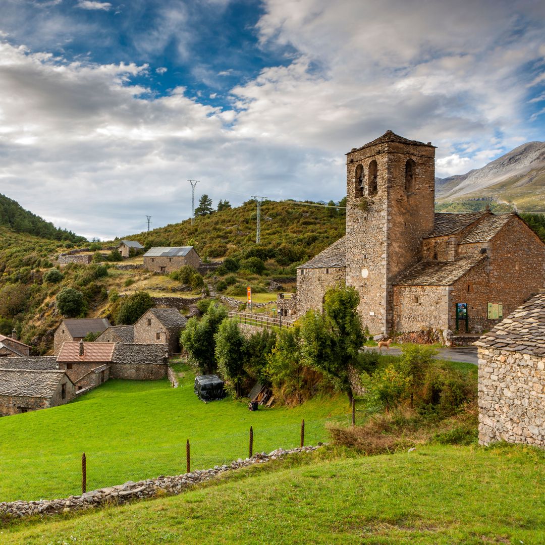 El pequeño pueblo de Huesca con brujas, ermitas entre bosques y uno de los paisajes más bellos del Pirineo