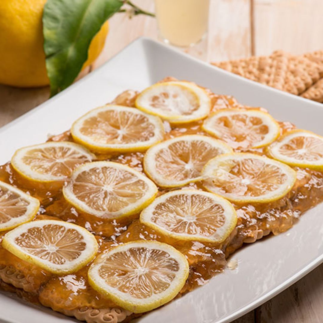 Tarta de galletas con mermelada y limón confitado