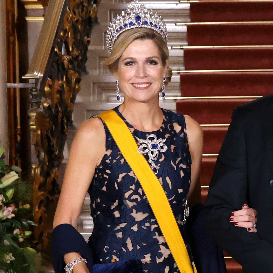Máxima, espectacular con su vestido semitransparente y joyas históricas: un zafiro de 44 quilates y los diamantes que más brillan
