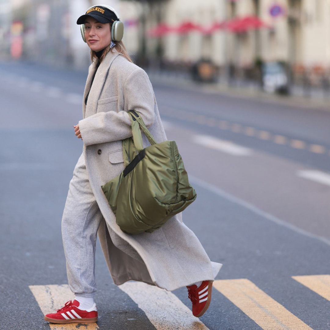 Por qué todas querremos llevar zapatillas de colores en 2024