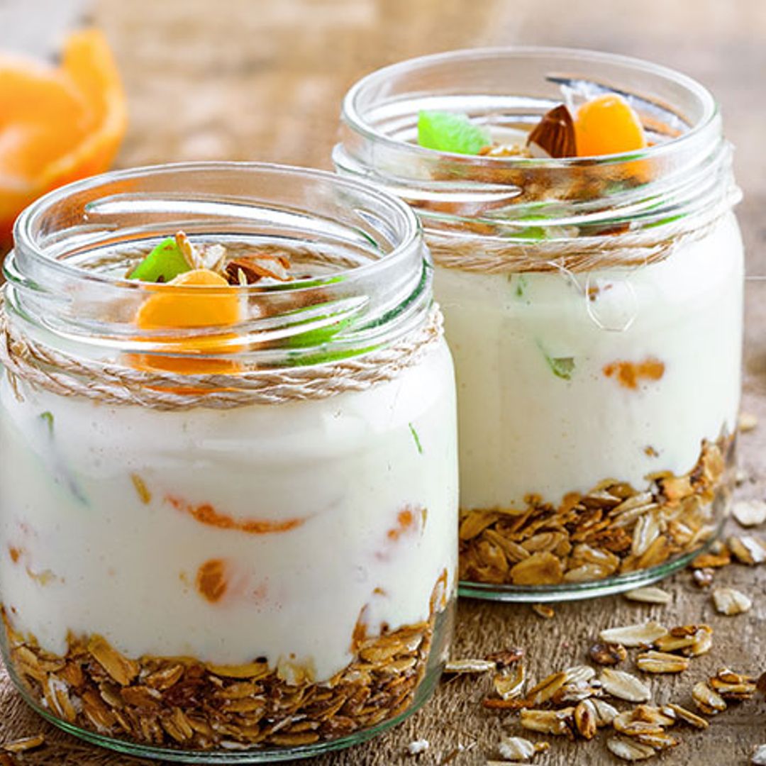 Yogur con granola, fruta y frutos secos