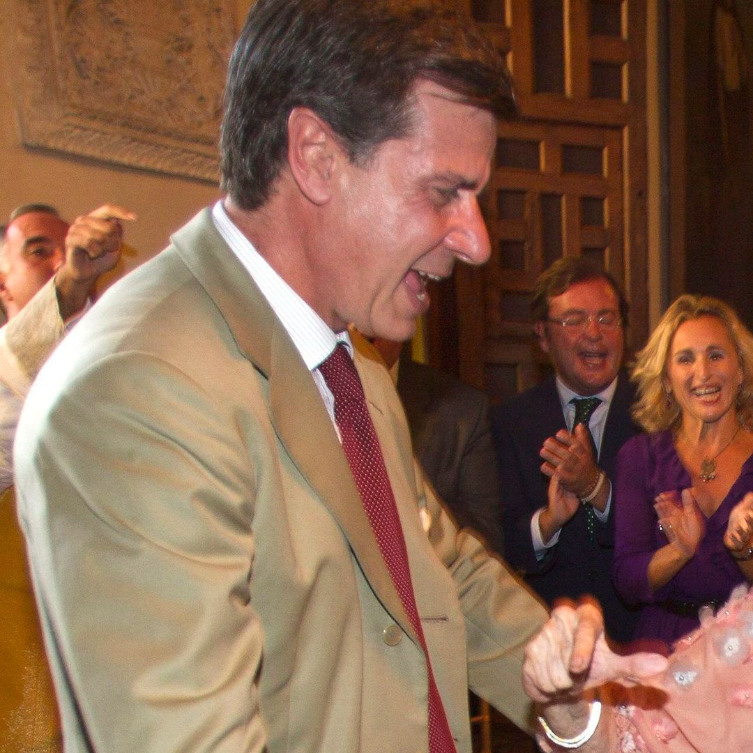 Cayetano Martínez de Irujo, como nunca lo habíamos visto, lo da todo bailando unas sevillanas en una boda y se hace viral