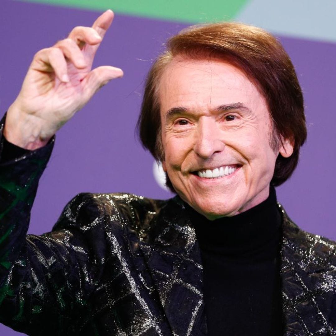 Raphael, agradecido al recoger el premio Dial a toda su carrera de manos de su hijo, Manuel Martos