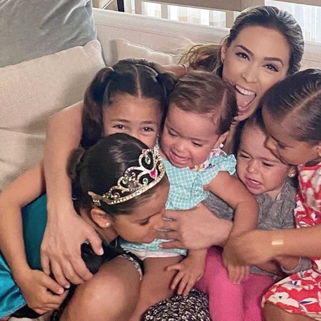Jacky Bracamontes cuenta cómo son las peleas de sus hijas en casa, y así las resuelve