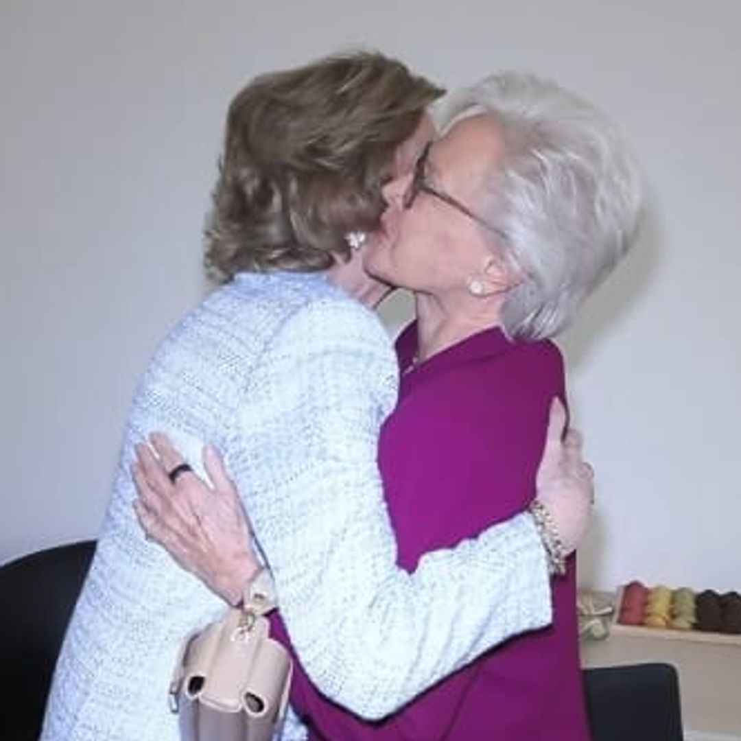 El cariñoso abrazo entre la reina Sofía y su amiga, la princesa Muna de Jordania: todos los detalles de su emotivo reencuentro