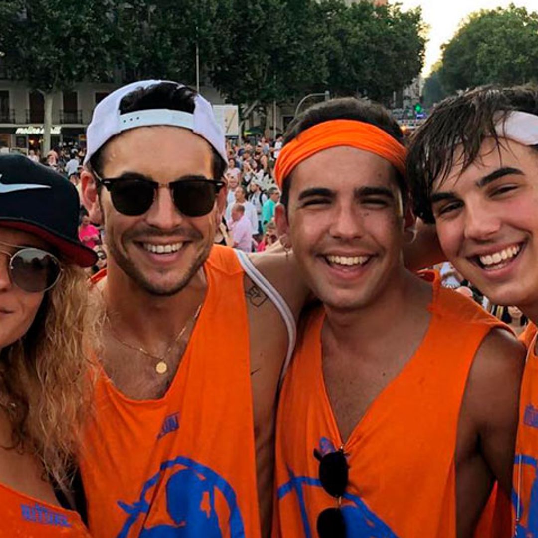 ¡Como gotas de agua! El parecido entre Christian y Mario Casas en su última imagen revoluciona a sus fans
