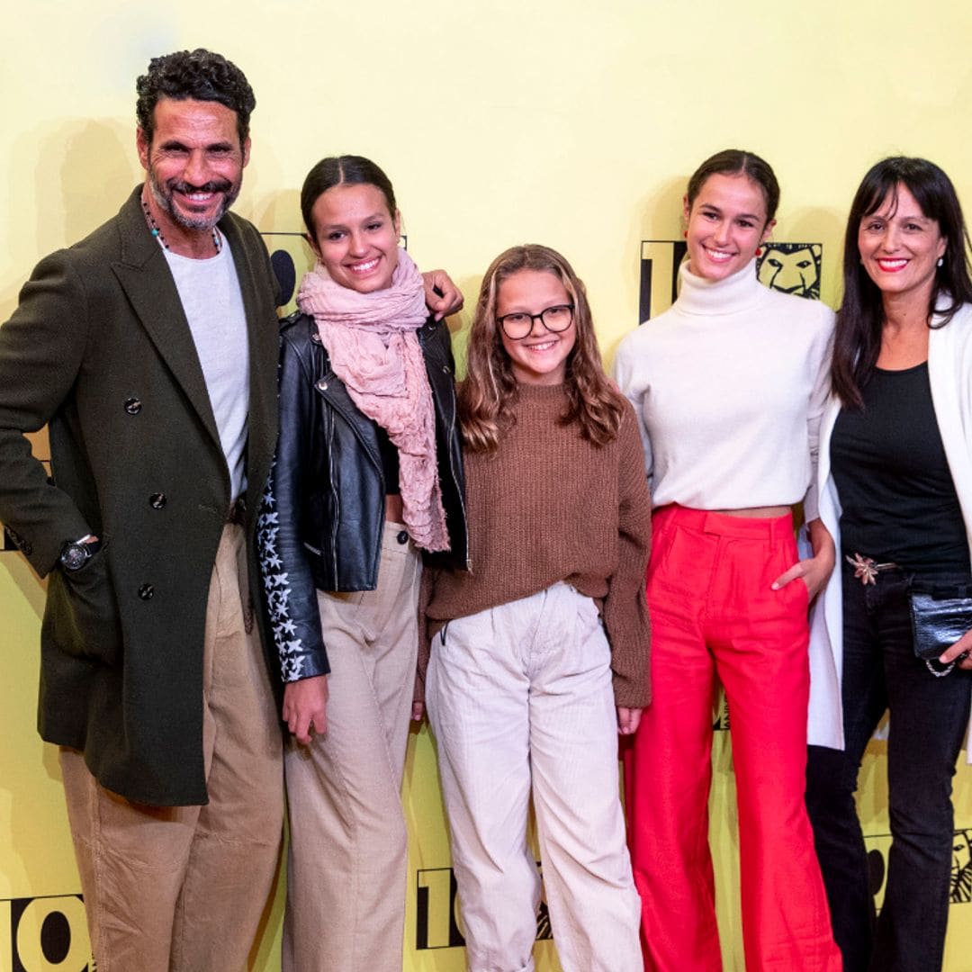 La preciosa familia de Óscar Higares a sus 52 años: enamorado desde hace más de tres décadas y padre de tres hijas