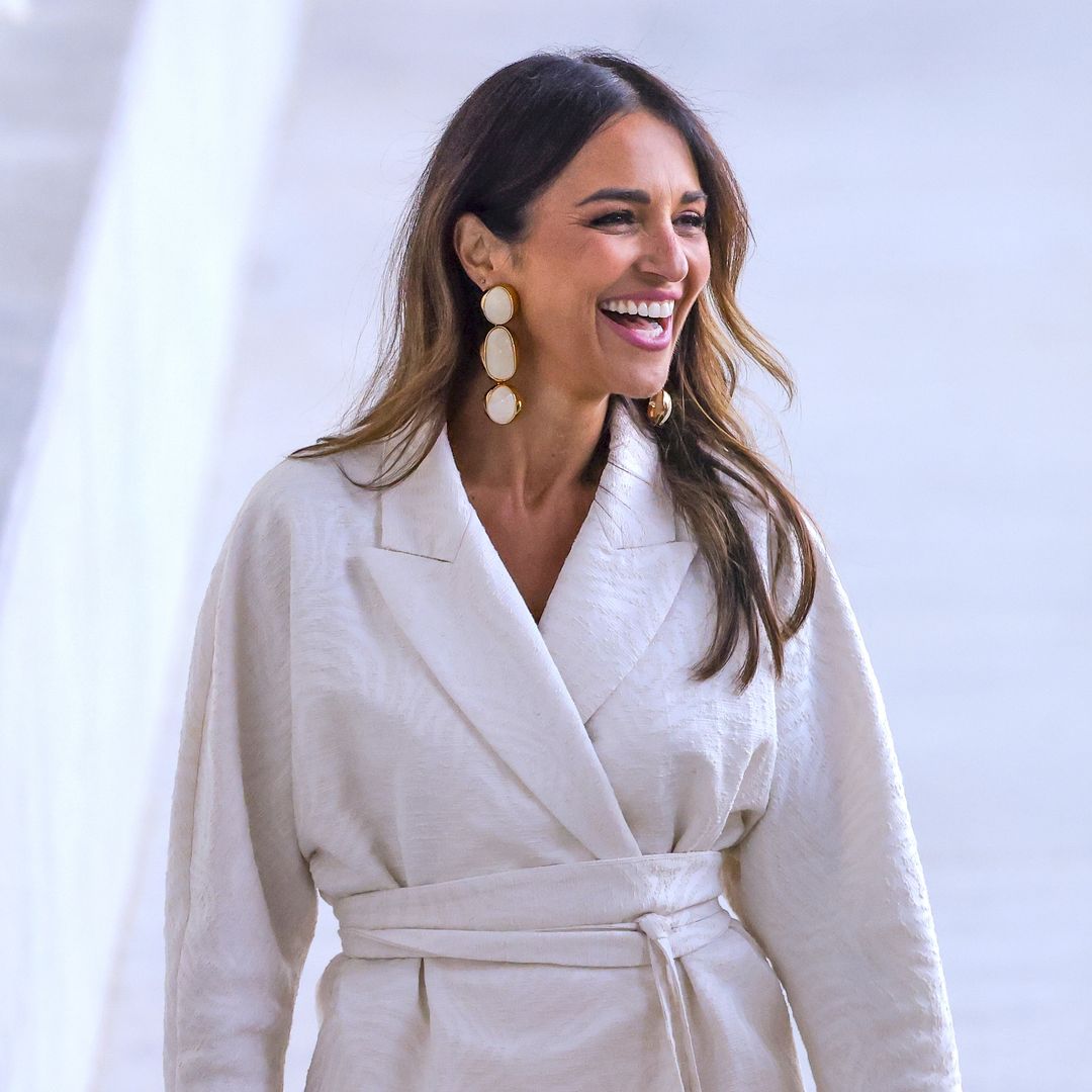Paula Echevarría con traje blanco en la graduación de su hija con David Bustamante.