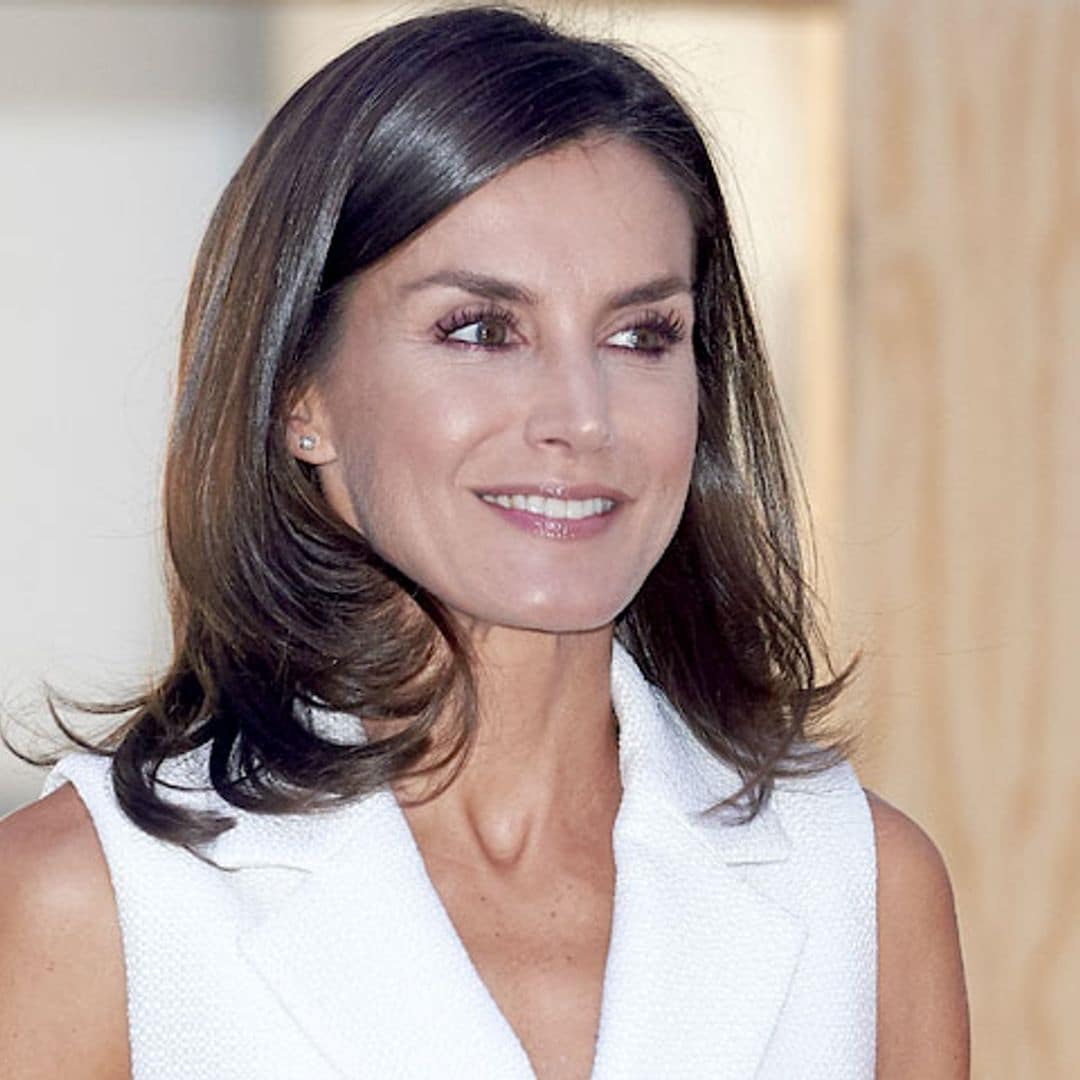 La Reina recupera otro look inolvidable: pitillos de cuero y chaleco 'oversize'