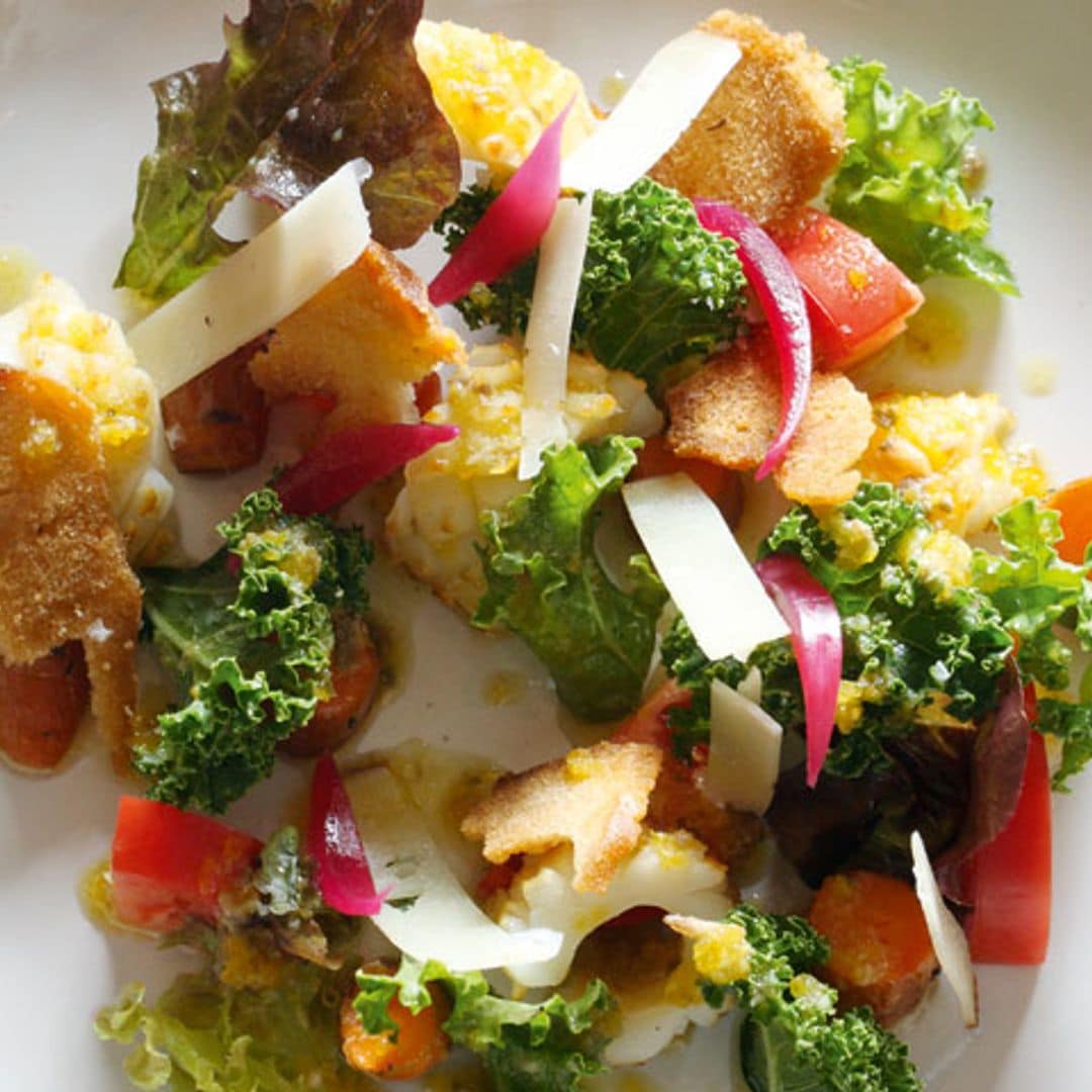 Ensalada tibia de kale, calamar de potera y salsa César