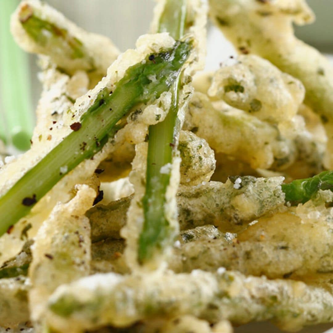 Espárragos verdes en tempura al té 'matcha'