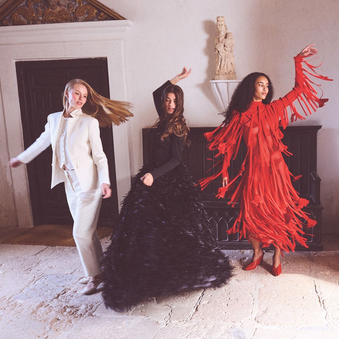 Las modelos llevan "total look", de Dior; vestido negro, de Jorge Acuña, y joyas, de Barcena, y "total look", de Ferragamo