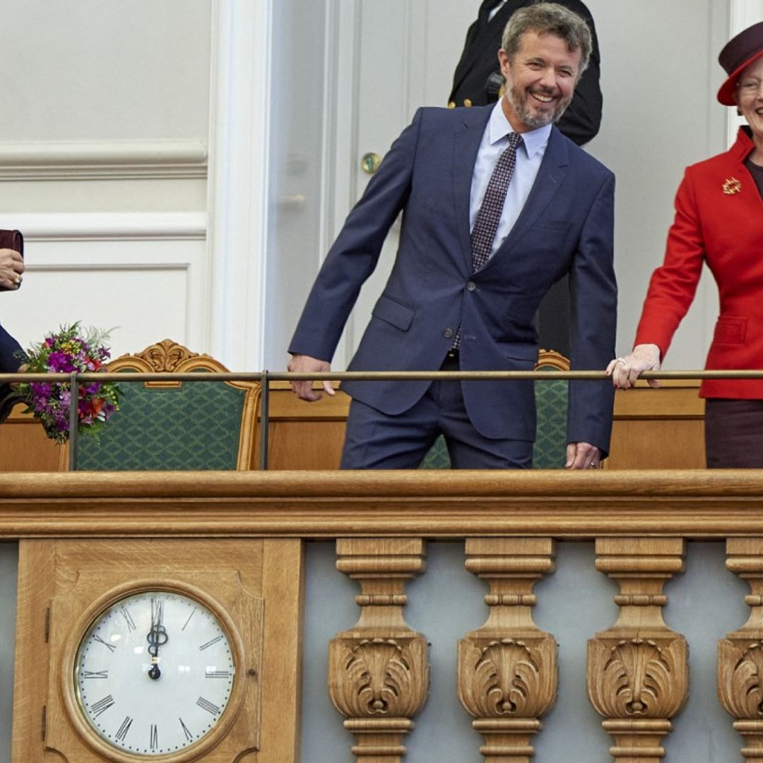 La complicidad y las sonrisas de la reina Margarita con Federico y Mary de Dinamarca en la apertura del Parlamento danés
