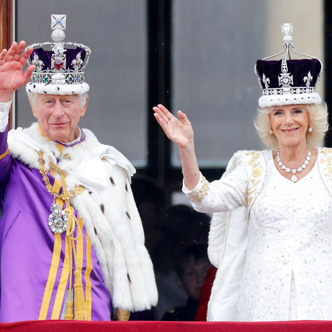 El rey Carlos III y la reina Camilla celebran dos años de su coronación con nuevos retratos