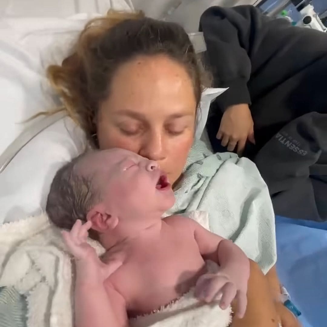 Erika Farfán con su recién nacido en brazos.