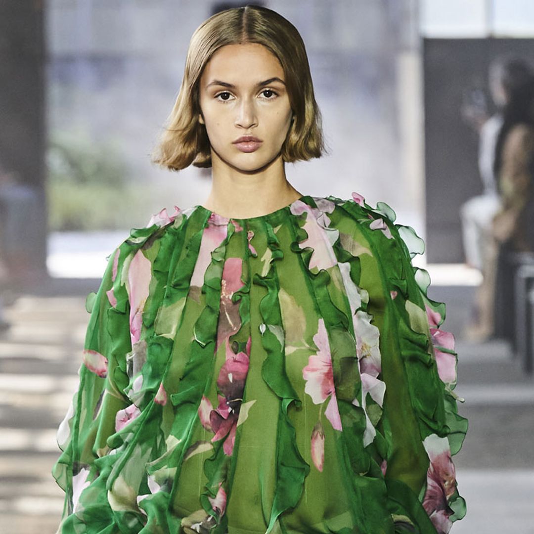 Flores, minifaldas y brocados dominan las propuestas de Valentino para la próxima primavera