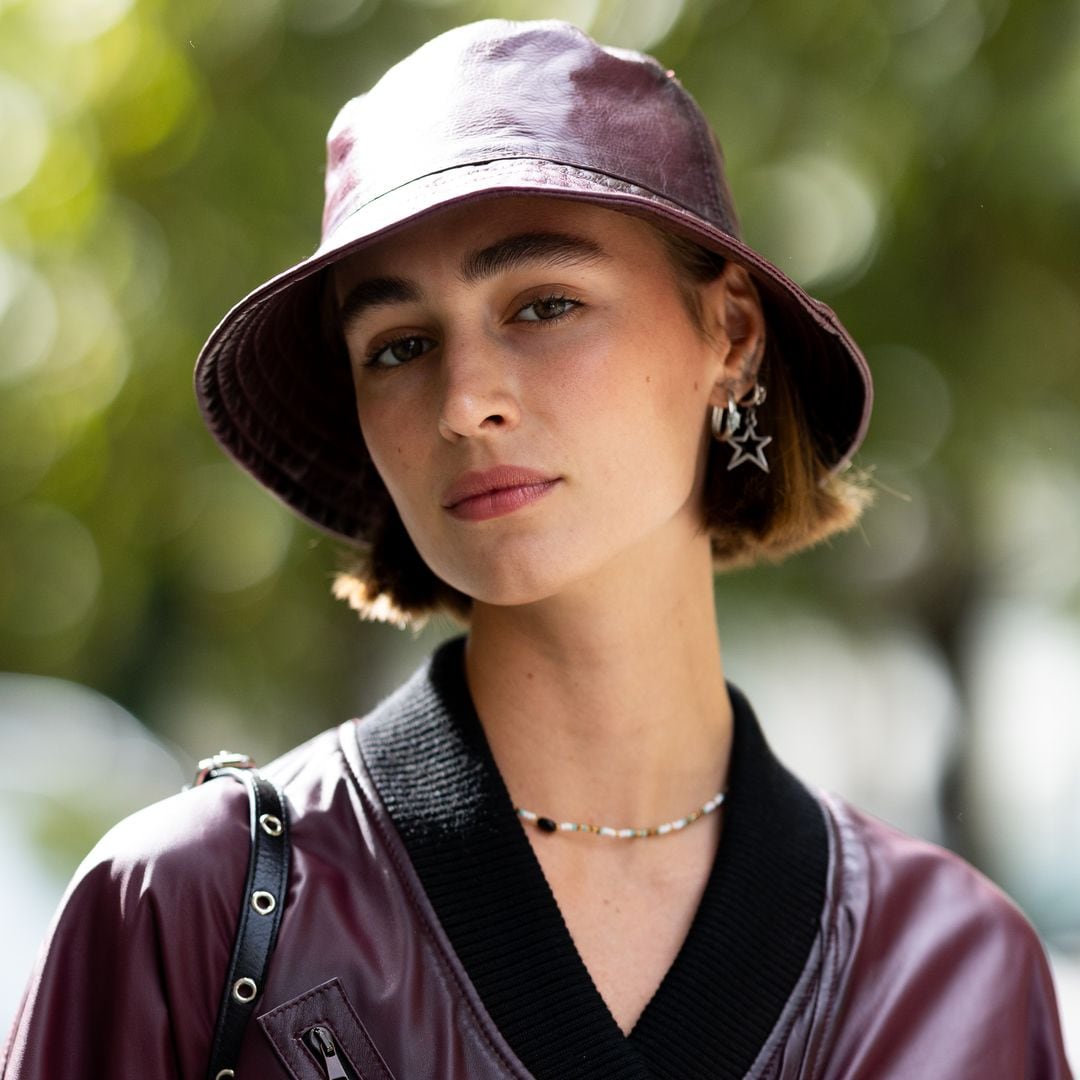 Invitada con gorro y abrigo burdeos y pelo corto