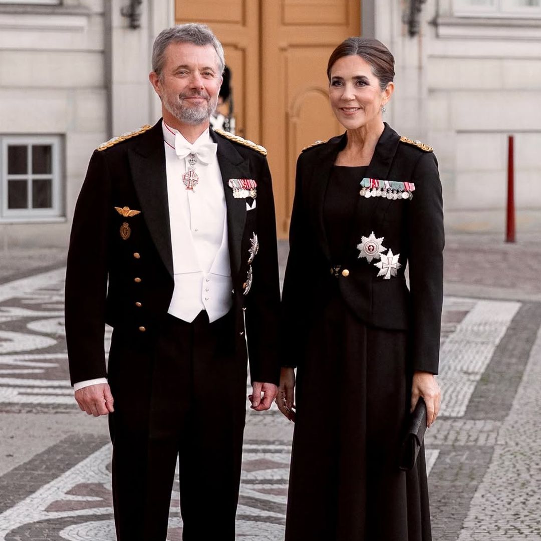 La reina Mary de Dinamarca rescata el uniforme militar que estrenó como princesa: una chaqueta negra con bordados de oro y sus condecoraciones