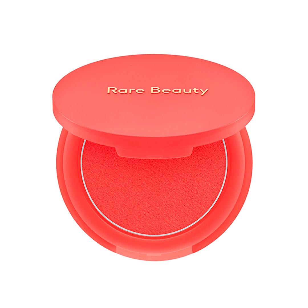 Soft Pinch Matte Bouncy Blush, de Rare Beauty (31 euros), un colorete en crema y polvo de acabado mate que consigue un "efecto buena cara" inmediato con textura modulable. Disponible en Sephora.  