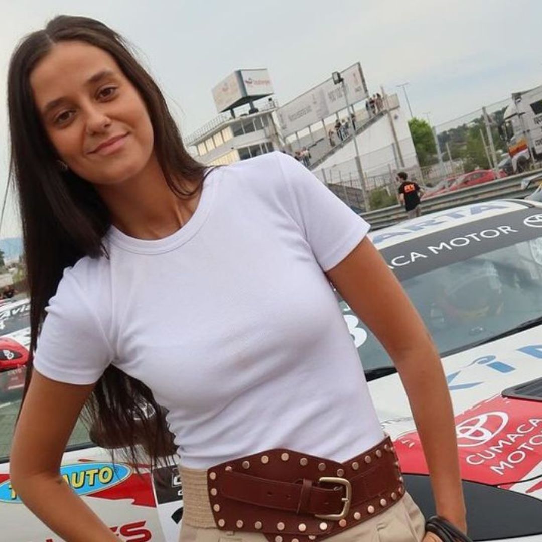 Victoria de Marichalar rescata este accesorio de los 2000 para transformar sus looks con básicos