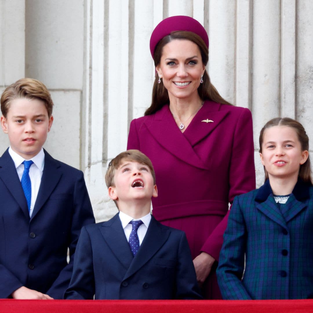 Los 2 balcones de los nietos de Carlos III: de Archie en pijama a George, Charlotte y Louis 