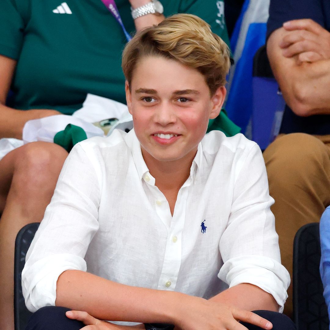 El príncipe George es idéntico al padre del conde Charles Spencer en una foto recién descubierta, ¡el parecido es asombroso!