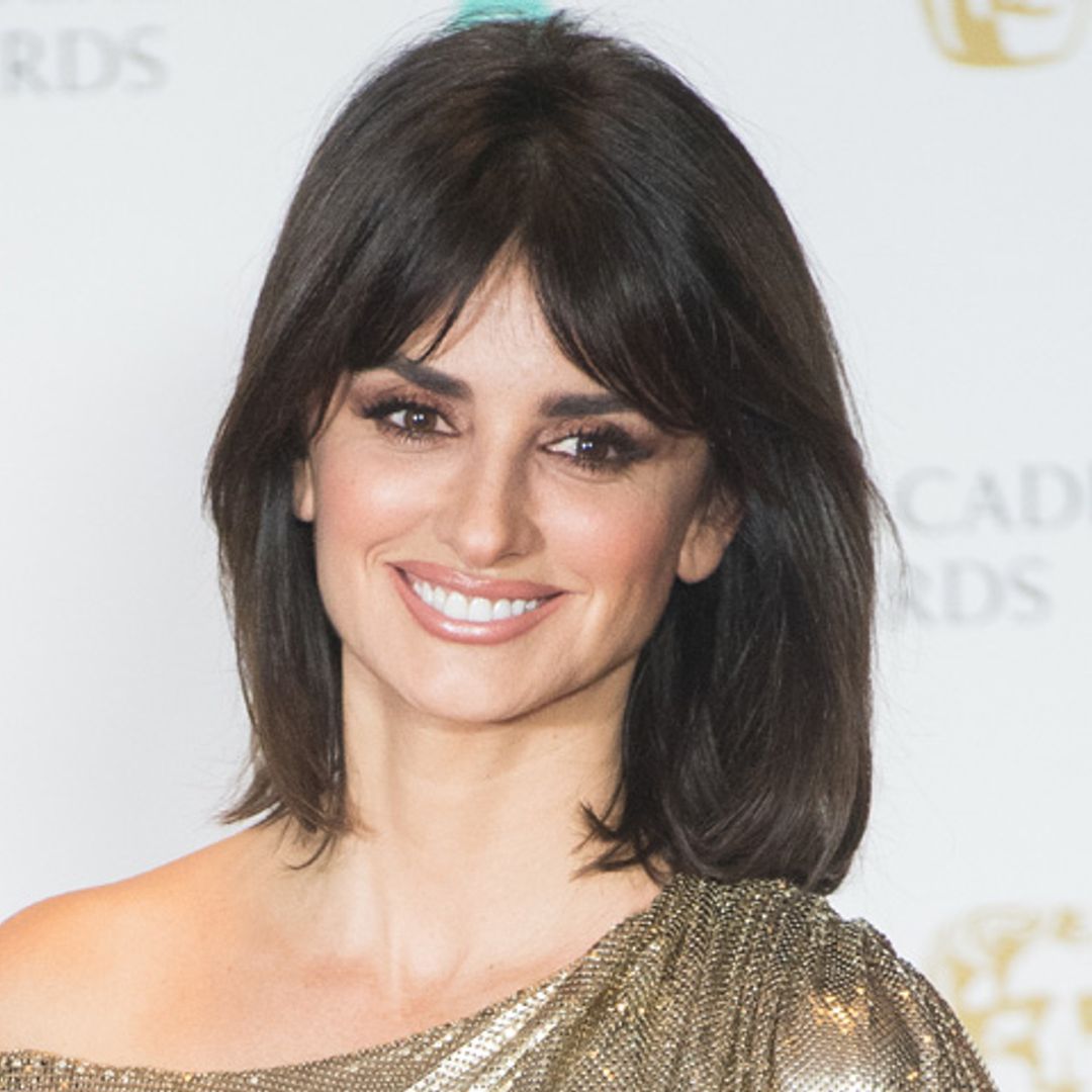 La increíble transformación de Penélope Cruz en Donatella Versace