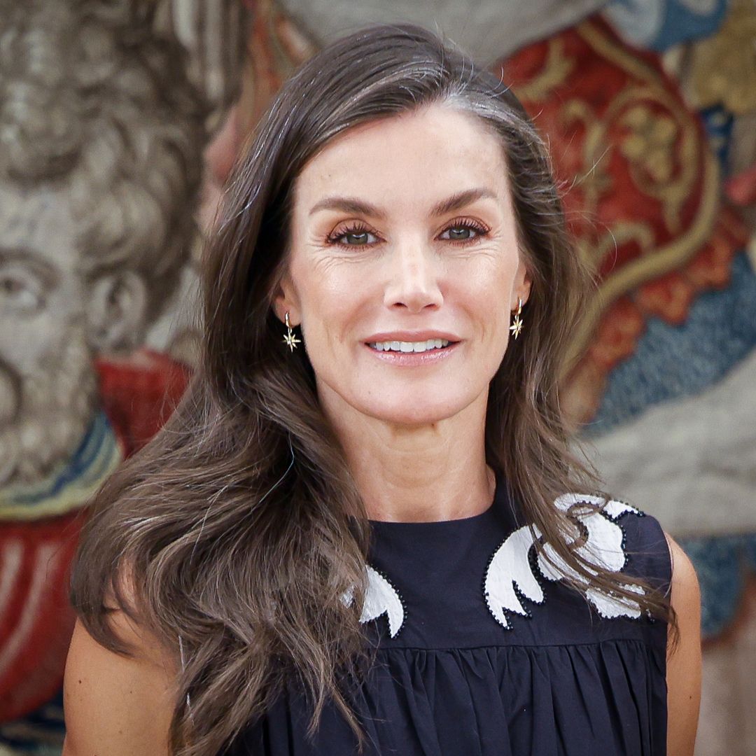 La reina Letizia cambia los vestidos rojos del Mundial por otro emotivo guiño: pendientes con las dos estrellas de la Selección