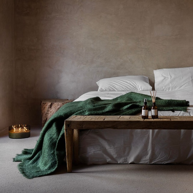 Dormitorio con velas aromáticas y fragancias del hogar de Eleven People