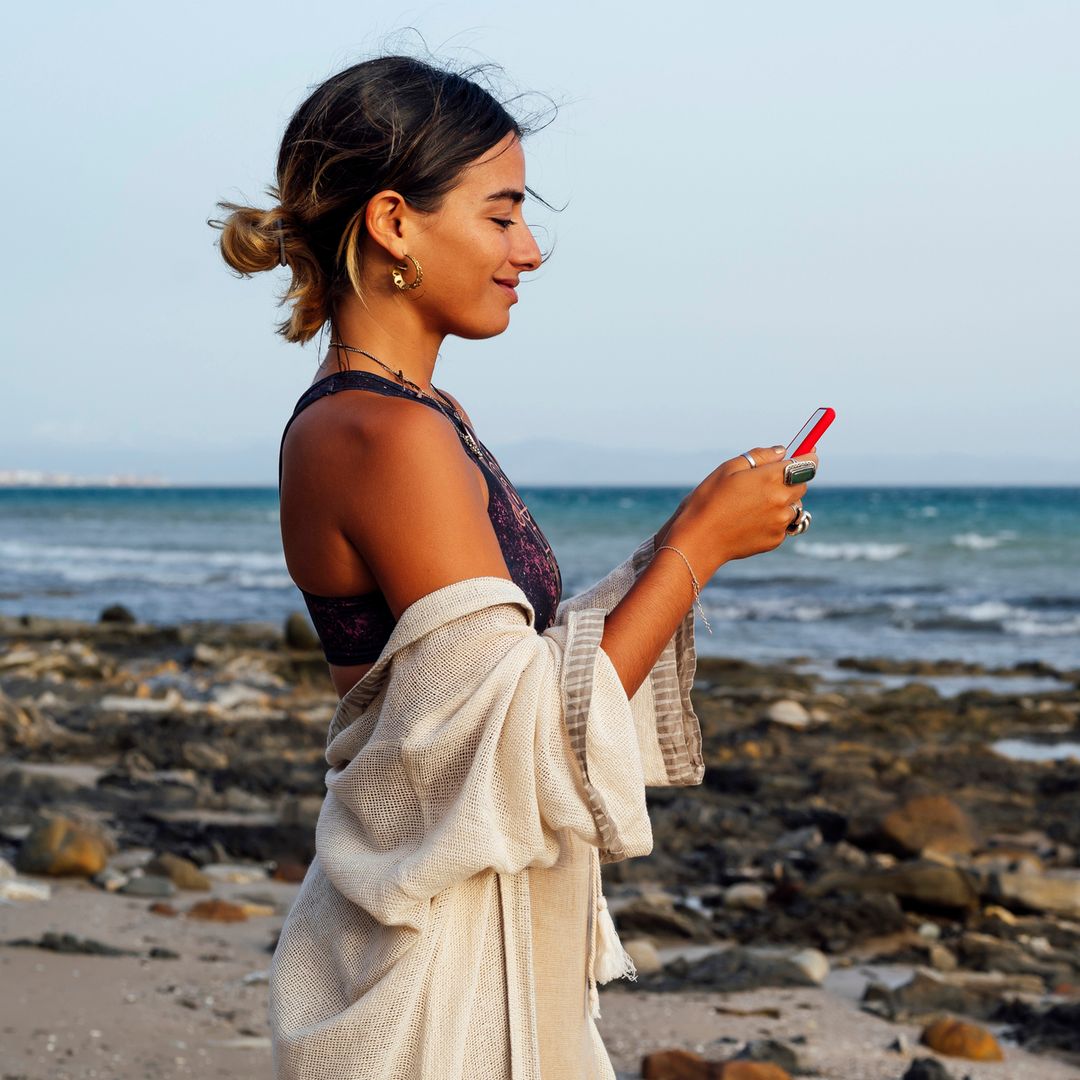 Desconectar de la tecnología en vacaciones: los consejos útiles y efectivos de Catalina Hoffmann para conseguirlo
