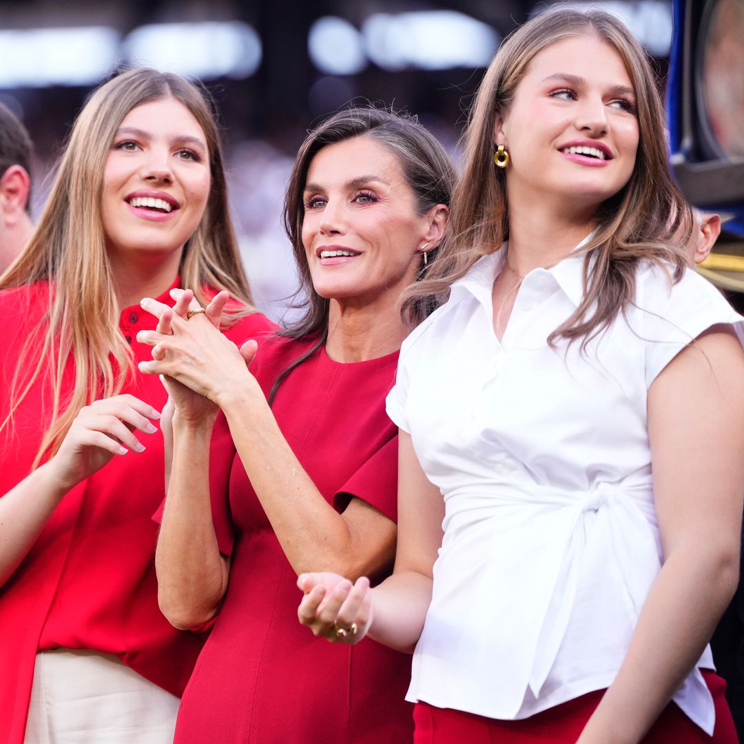 Mucho más que un vestido rojo: el triple significado detrás del look de la reina Letizia para una noche histórica