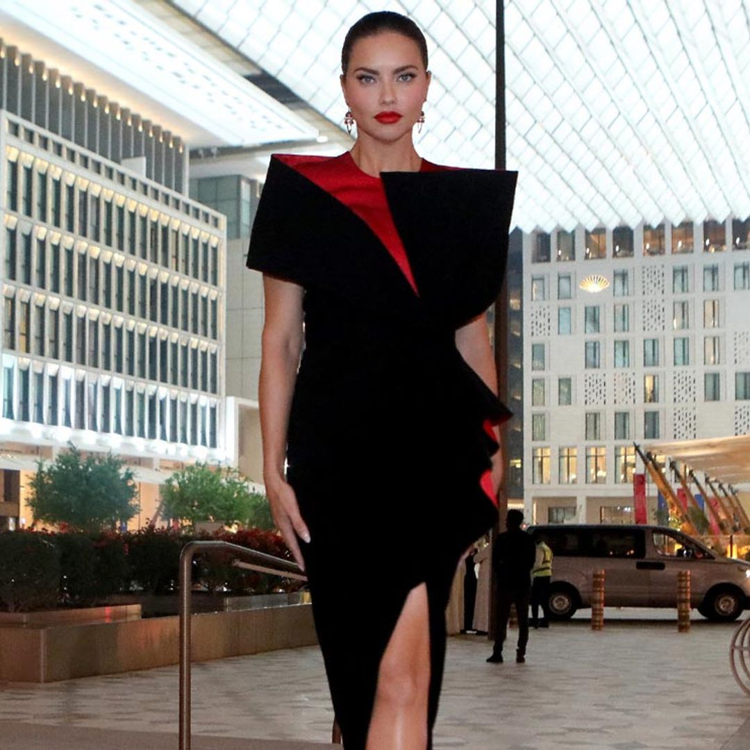 Una enamorada Adriana Lima causa sensación con su escote fantasía en una exposición única