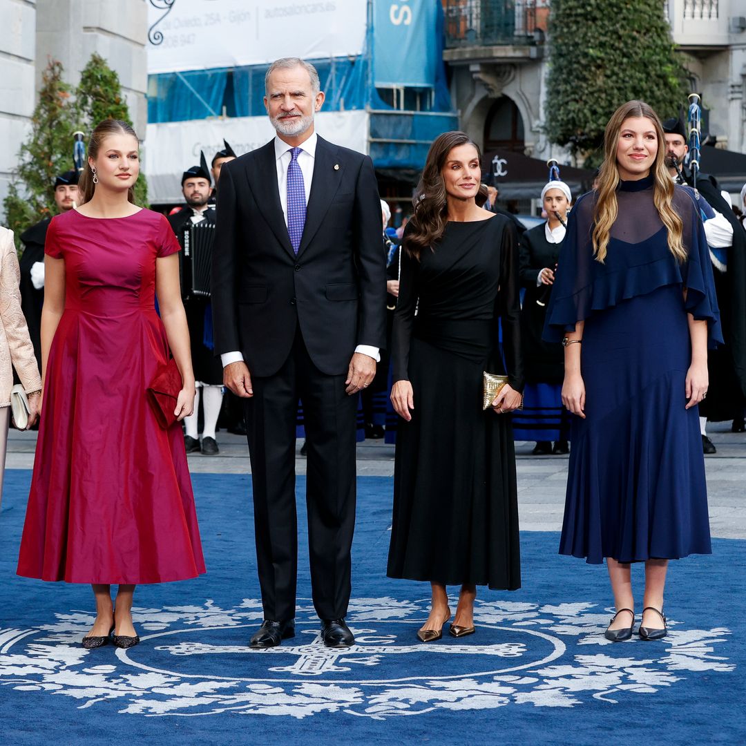 Con capa y sin tacones: la infanta Sofía vuelve a triunfar vestida de azul noche