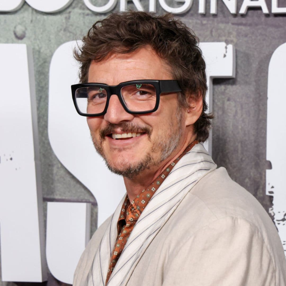 Con bata y pijama: así ha asistido Pedro Pascal a la fiesta de 'The last of us' en Los Ángeles