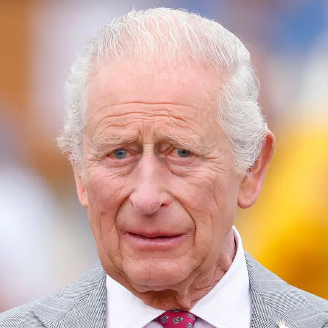 El rey Carlos reaparece durante sus vacaciones de verano tras los rumores de la importante mudanza del príncipe Harry al Reino Unido