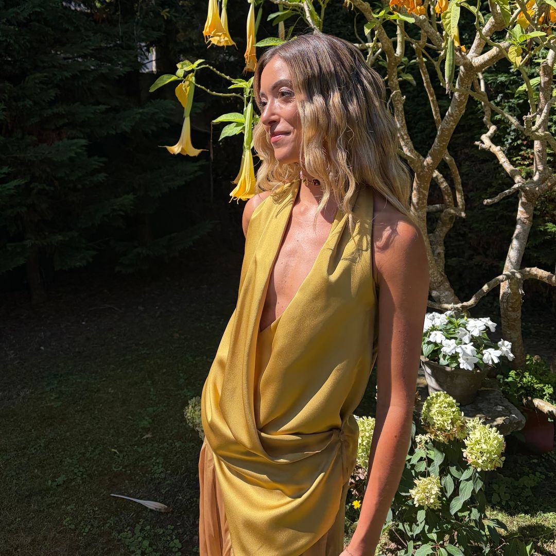 Elisa, la hermana de la novia que improvisó su look con pantalón bombacho 3 días antes de la boda: "El collar era en realidad un cinturón de mi madre"