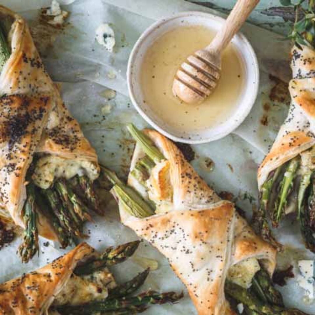 Hojaldres rellenos de espárragos y queso Bleu d'Auvergne con miel