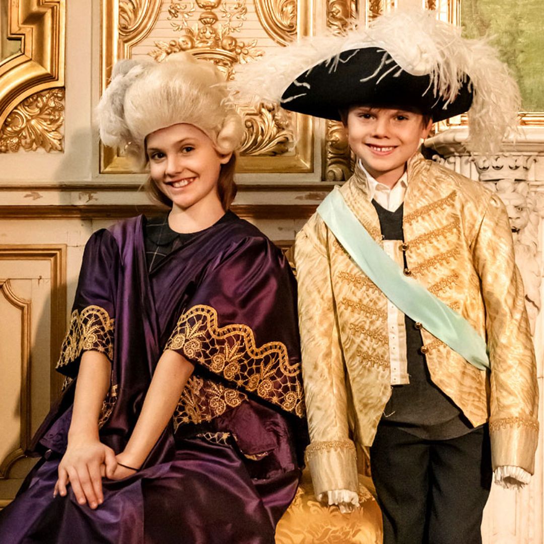 Trajes, pelucas, sombreros... Estelle y Oscar de Suecia se convierten en dos simpáticos príncipes de época
