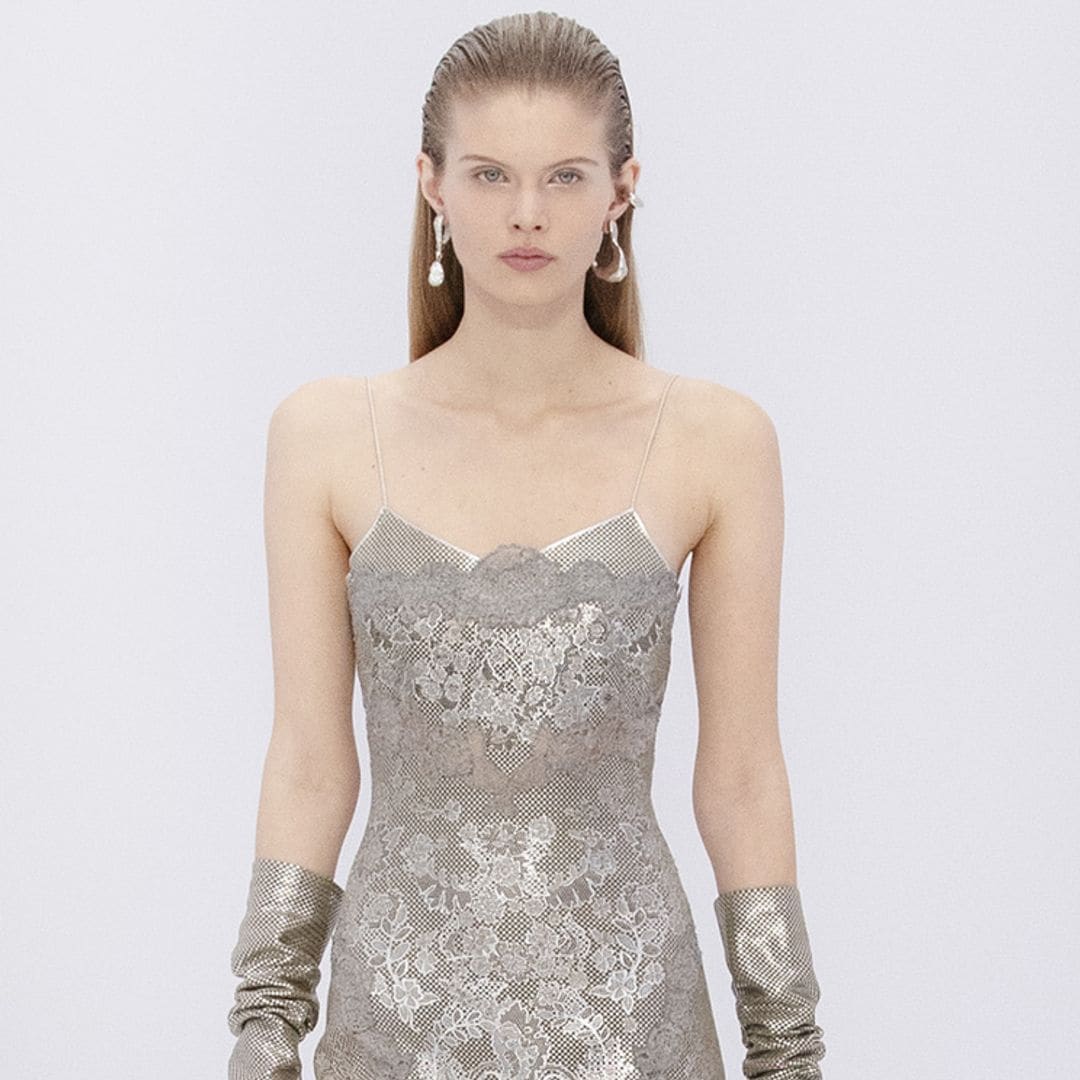 Fendi redefine el romanticismo con sus vestidos drapeados y tonos metalizados