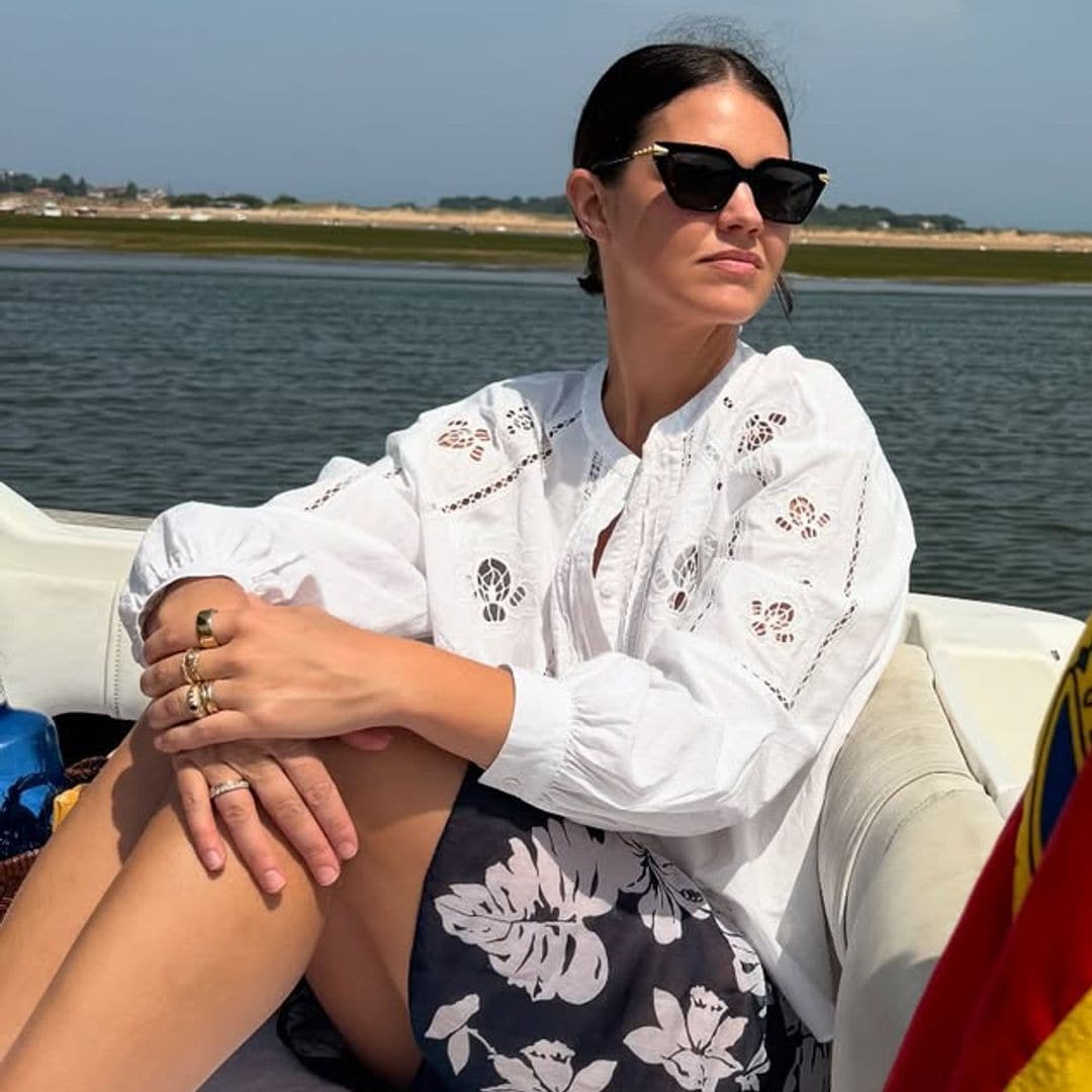 Isabelle Junot se atreve en Menorca con la tendencia de baño más rompedora: el 'animal print'