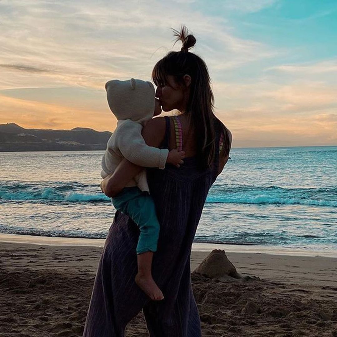 Ariadne Artiles cumple años y sopla las velas en una tarta de arena hecha por su hija