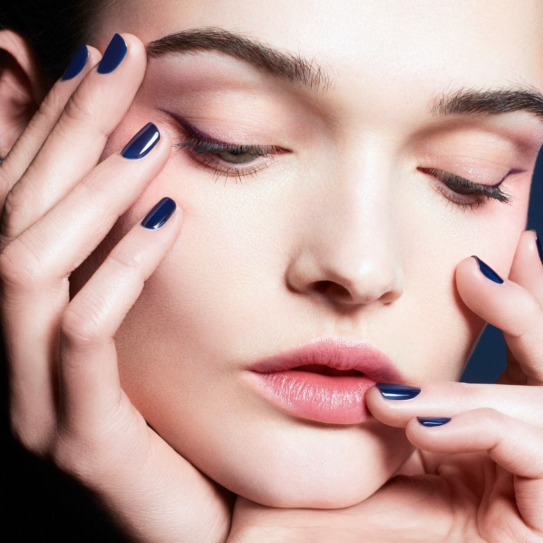 12 uñas cortas navideñas que son tan sofisticadas como las manicuras largas