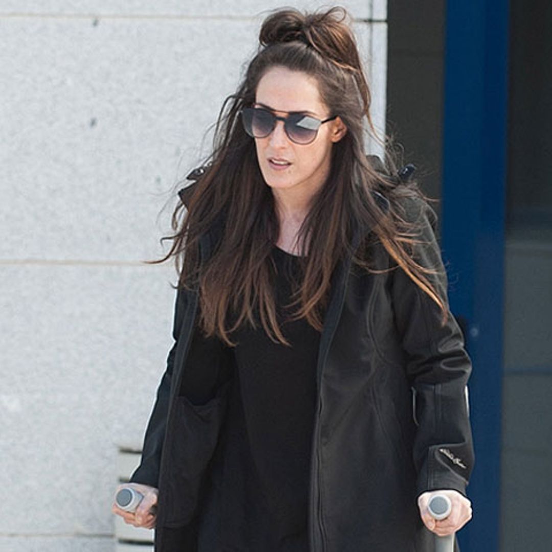 PRIMICIA: Malú acude al hospital con muletas tras su aparatoso accidente